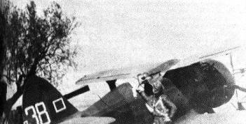 Comas ante su avin en Alcublas