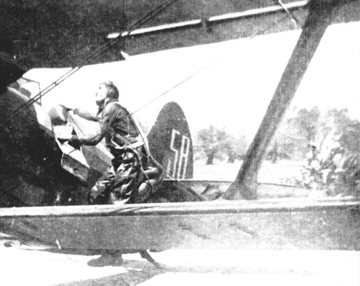 Jos Falc subiendo al CA-058 de la 3 Escuadrilla