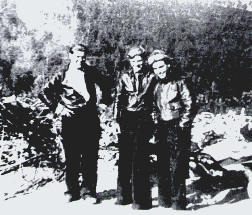 Serov, Stepanov y Armario ante los restos de un SM-81