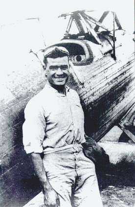 Garca Herguido ante un Nieuport Ni-52 en Sariena