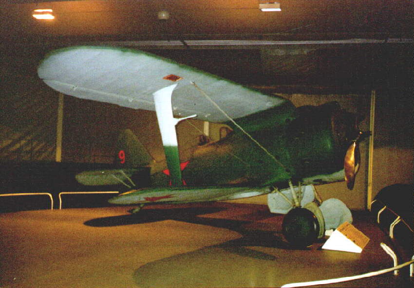 El I-153 del Museo de Le Bourget